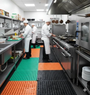 Piso de caucho interlock perforado para cocina
