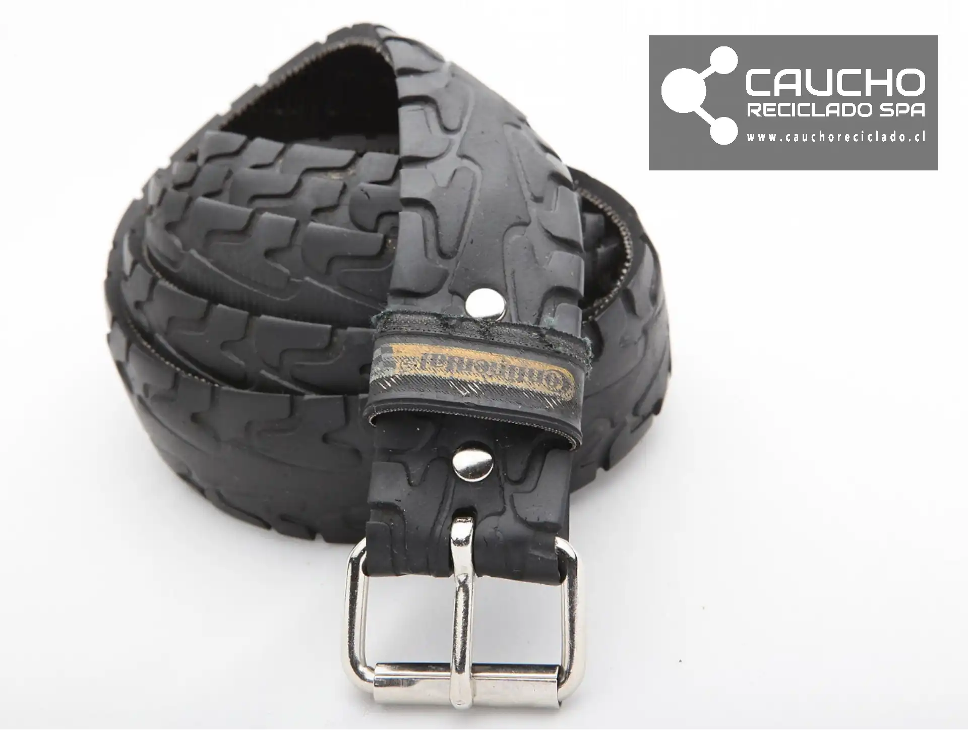 Accesorios Sostenibles: Cinturones y Bolsos de Caucho Reciclado